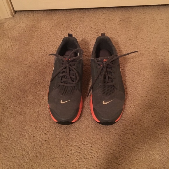 Nike Tennis Shoes size 7.5 - Picture 1 of 3